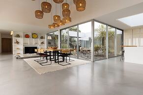 White Exclusive Suite & Villas