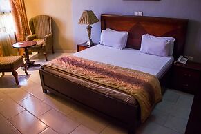 Dees Hotels, Apartments and Suites