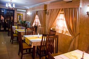 Dees Hotels, Apartments and Suites