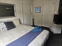 Piwaka Lodge and Backpackers