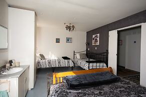 Piwaka Lodge and Backpackers