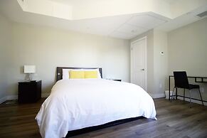 Living Suites Toronto - Queens Park