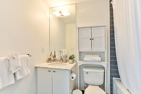 Liberty Village Condo w Parking