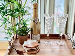 Vibrant Urban Condo 2Bed 2Bath