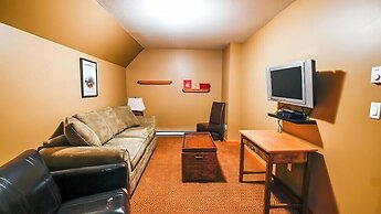 Pinnacle Ridge Chalets by Fernie Lodging