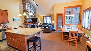 Pinnacle Ridge Chalets by Fernie Lodging