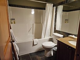 Pinnacle Ridge Chalets by Fernie Lodging
