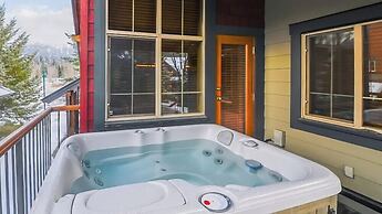 Pinnacle Ridge Chalets by Fernie Lodging