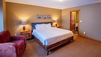 Pinnacle Ridge Chalets by Fernie Lodging