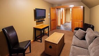 Pinnacle Ridge Chalets by Fernie Lodging