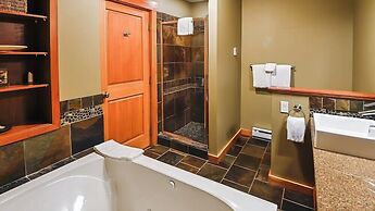 Pinnacle Ridge Chalets by Fernie Lodging