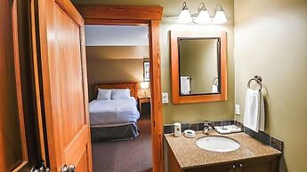 Pinnacle Ridge Chalets by Fernie Lodging