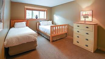 Pinnacle Ridge Chalets by Fernie Lodging