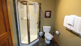 Pinnacle Ridge Chalets by Fernie Lodging