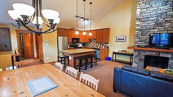 Pinnacle Ridge Chalets by Fernie Lodging