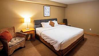 Pinnacle Ridge Chalets by Fernie Lodging