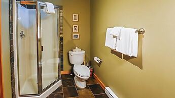 Pinnacle Ridge Chalets by Fernie Lodging