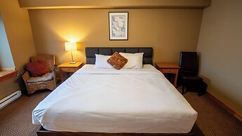 Pinnacle Ridge Chalets by Fernie Lodging