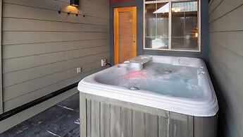 Pinnacle Ridge Chalets by Fernie Lodging