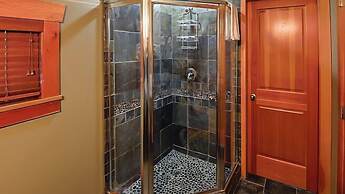 Pinnacle Ridge Chalets by Fernie Lodging