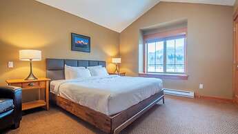 Pinnacle Ridge Chalets by Fernie Lodging