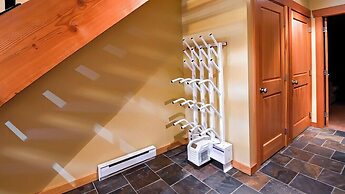 Pinnacle Ridge Chalets by Fernie Lodging