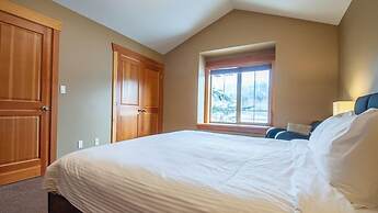 Pinnacle Ridge Chalets by Fernie Lodging