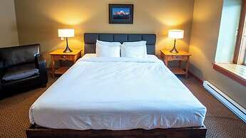 Pinnacle Ridge Chalets by Fernie Lodging