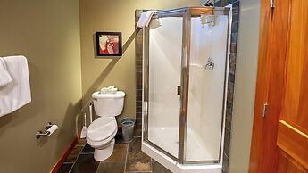 Pinnacle Ridge Chalets by Fernie Lodging