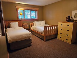 Pinnacle Ridge Chalets by Fernie Lodging