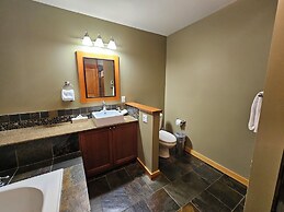 Pinnacle Ridge Chalets by Fernie Lodging