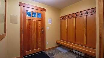 Pinnacle Ridge Chalets by Fernie Lodging