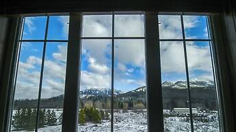 Pinnacle Ridge Chalets by Fernie Lodging