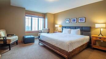 Pinnacle Ridge Chalets by Fernie Lodging