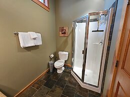 Pinnacle Ridge Chalets by Fernie Lodging