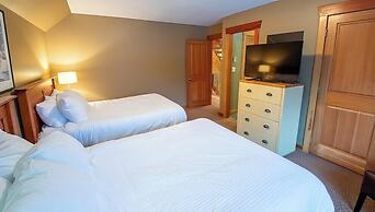 Pinnacle Ridge Chalets by Fernie Lodging