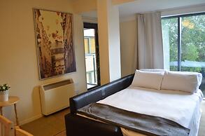 MetroStays - Riverside Apartment