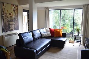 MetroStays - Riverside Apartment