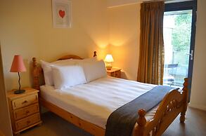 MetroStays - Riverside Apartment