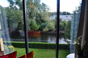 MetroStays - Riverside Apartment