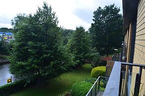 MetroStays - Riverside Apartment