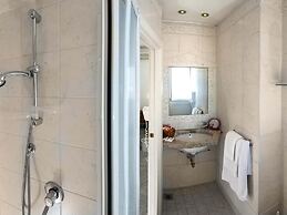 Mayflower Beach Hotel