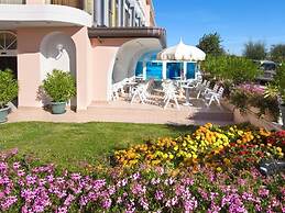 Mayflower Beach Hotel