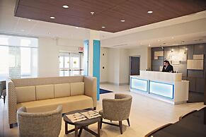 Holiday Inn Express & Suites Sterling by IHG