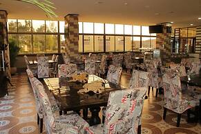 Hollywood Paradise Hotel