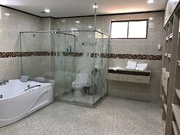 Hollywood Paradise Hotel