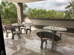 Hollywood Paradise Hotel