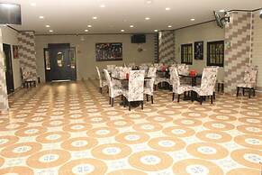 Hollywood Paradise Hotel