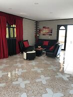 Hollywood Paradise Hotel