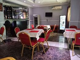 B's Hive Hotel & Suites